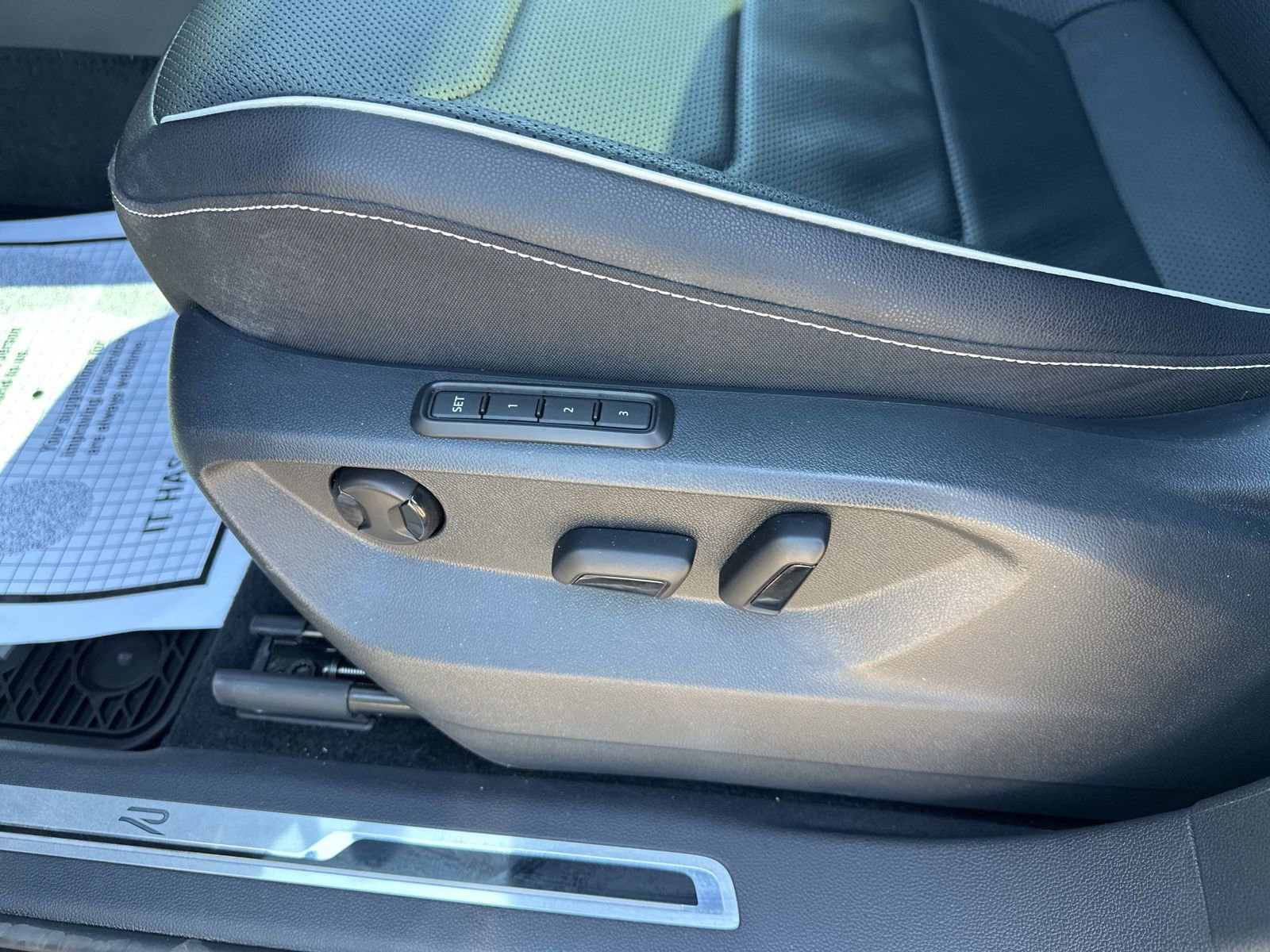 Certified 2022 Volkswagen Tiguan SEL R-Line image 13