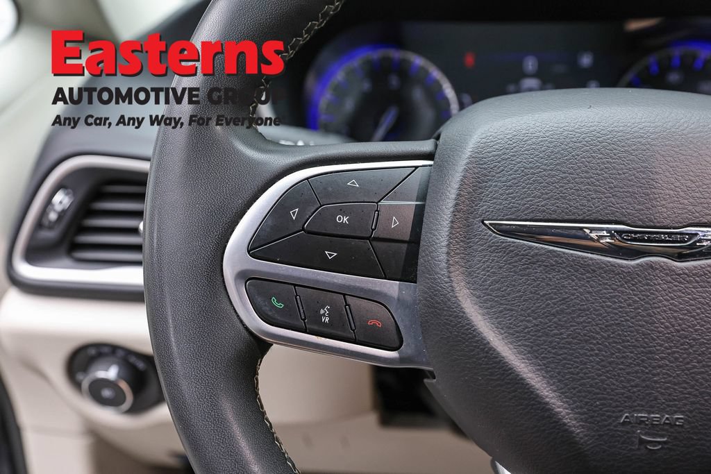 Used 2023 Chrysler Pacifica Touring-L FWD image 17