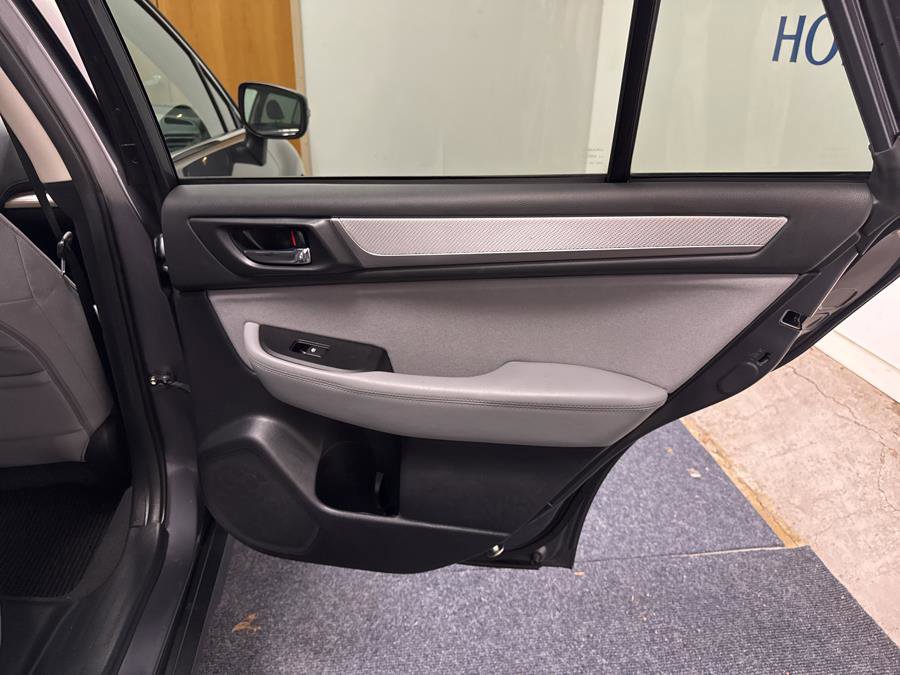 Used 2018 Subaru Outback 2.5i Premium image 12