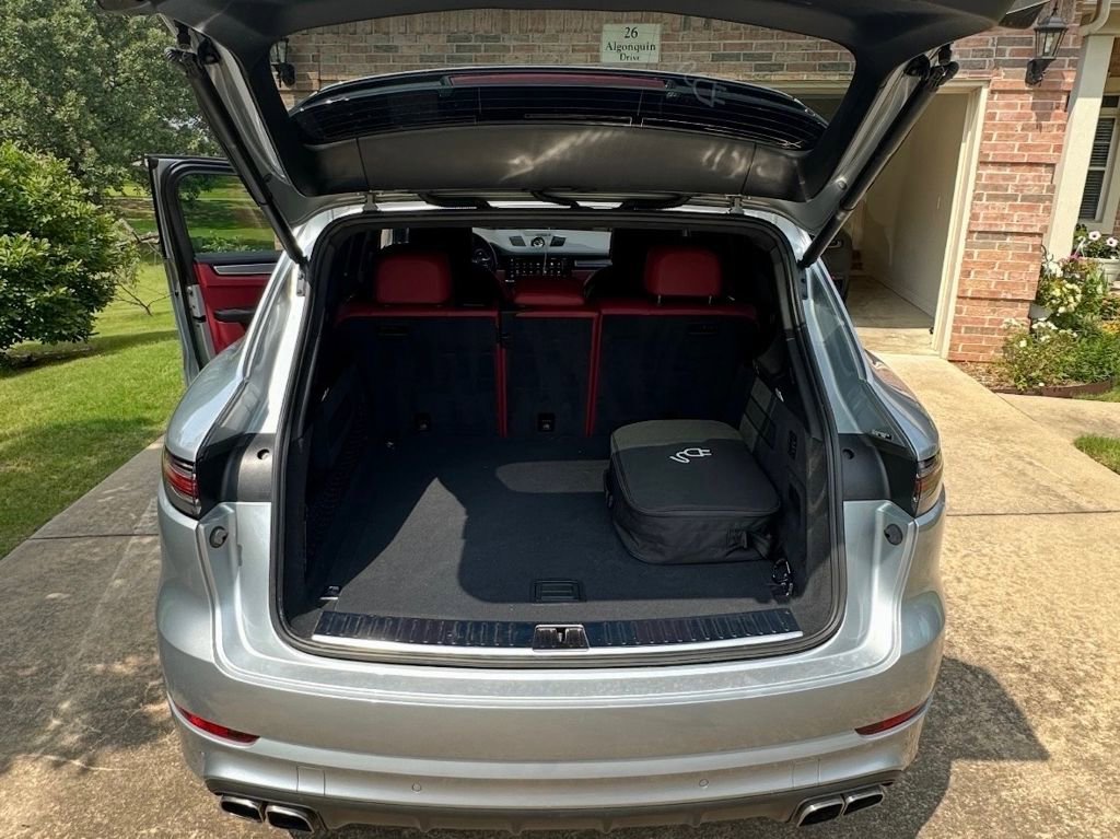 Used 2023 Porsche Cayenne Turbo S image 4