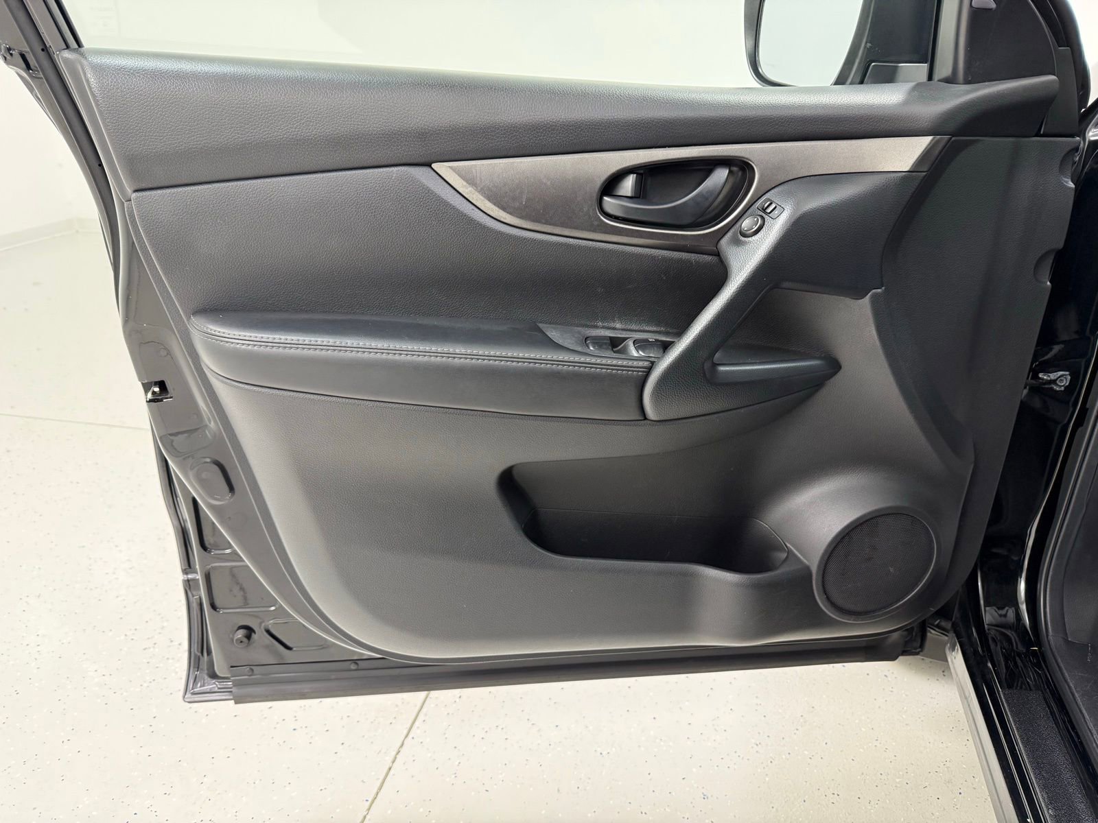 Used 2020 Nissan Rogue Sport S image 9