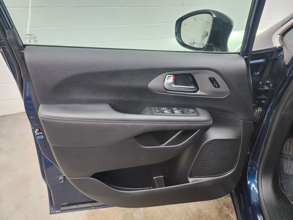 Used 2025 Chrysler Pacifica Select FWD image 9