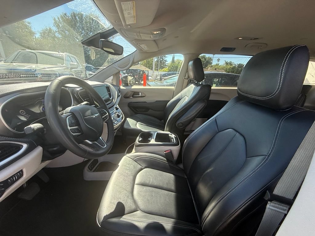 Used 2024 Chrysler Pacifica Limited FWD image 2