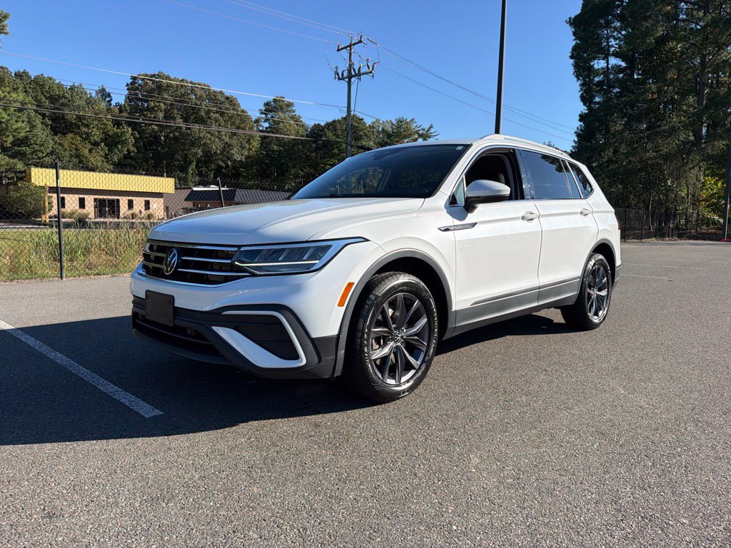 Used 2023 Volkswagen Tiguan SE w/ Panoramic Sunroof Package FWD image 2