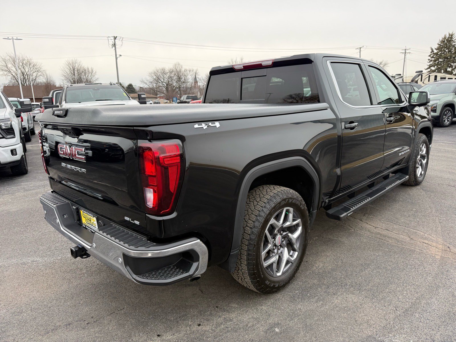 Used 2025 GMC Sierra 1500 SLE w/ Preferred Package AWD/4WD image 5