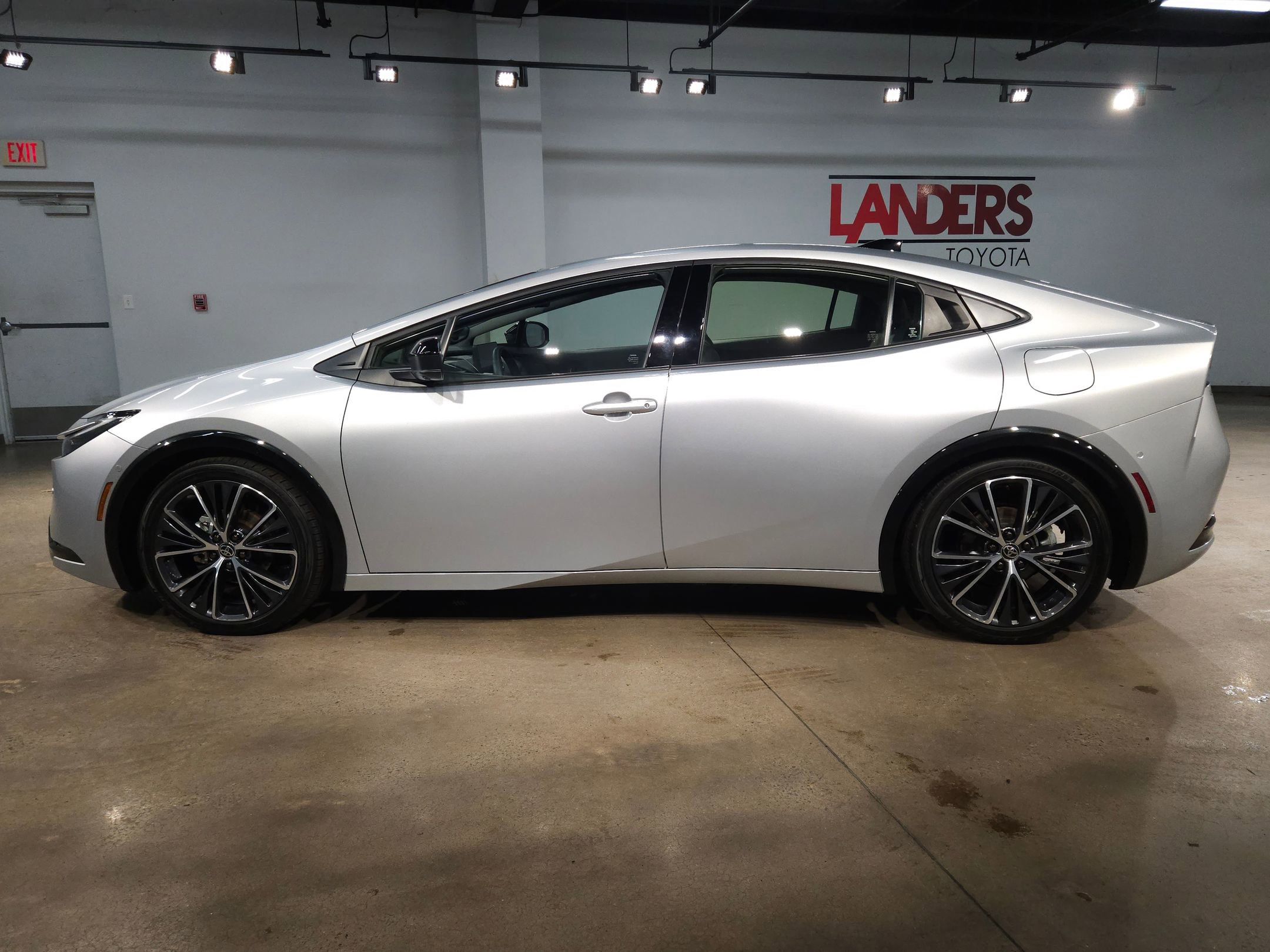 Used 2025 Toyota Prius Limited w/ Limited Premium Package FWD image 4