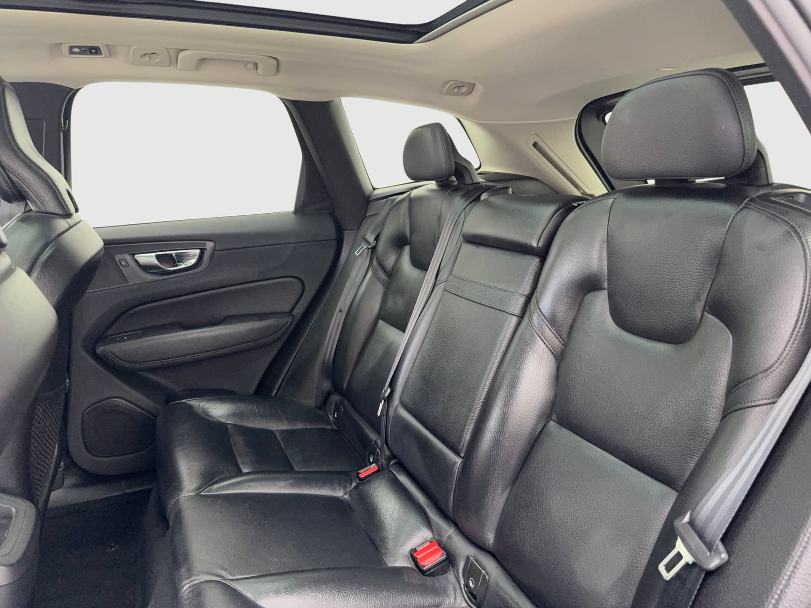 Used 2019 Volvo XC60 T5 Momentum w/ Premium Package AWD/4WD image 35
