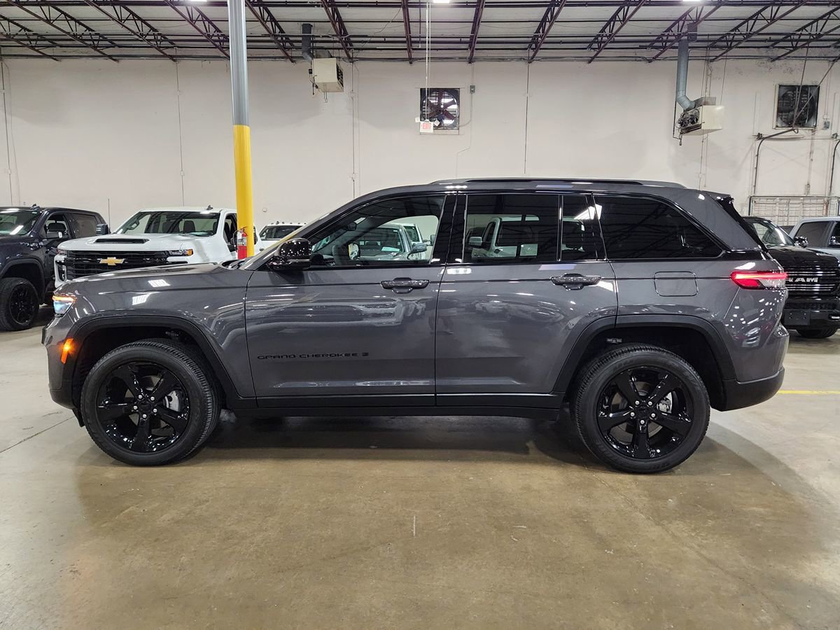 Used 2024 Jeep Grand Cherokee Altitude AWD/4WD image 7