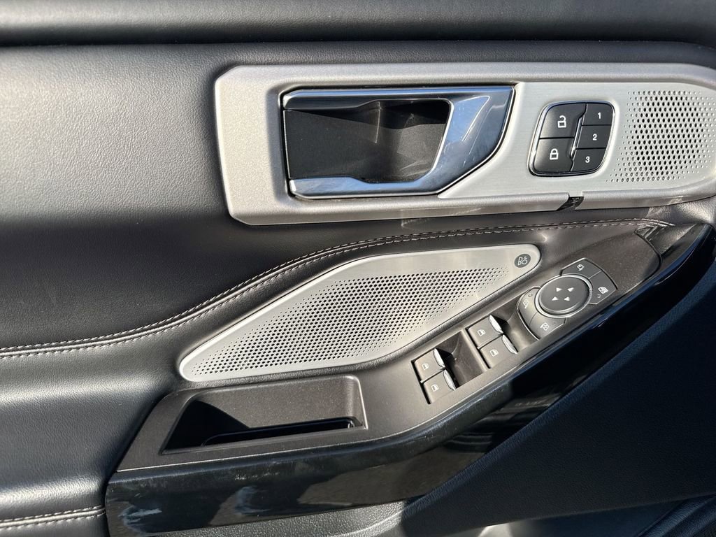Used 2022 Ford Explorer Platinum w/ Technology Package image 22