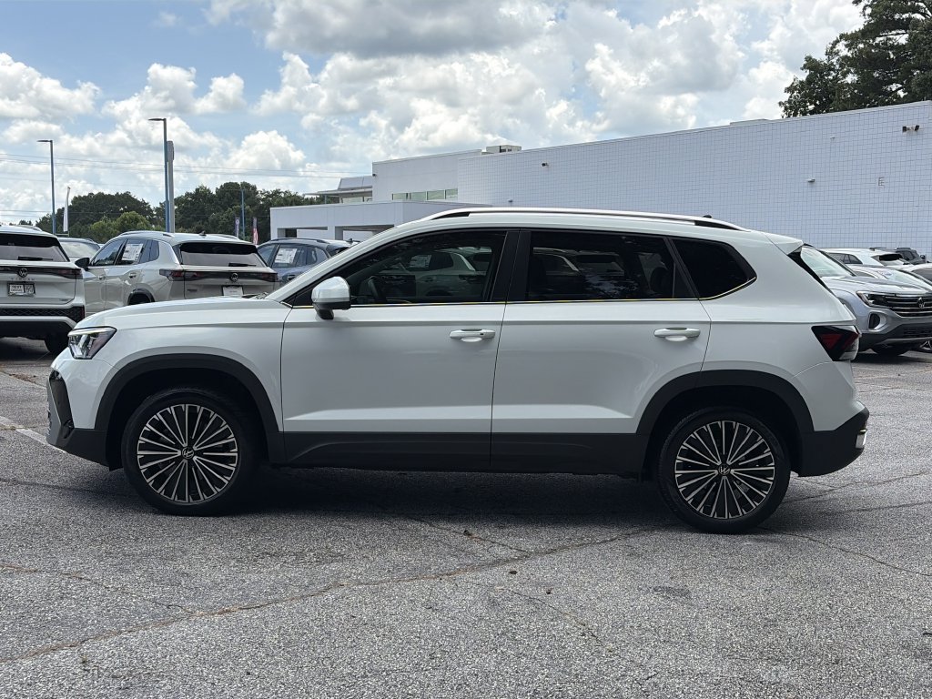 Certified 2025 Volkswagen Taos SE FWD image 20