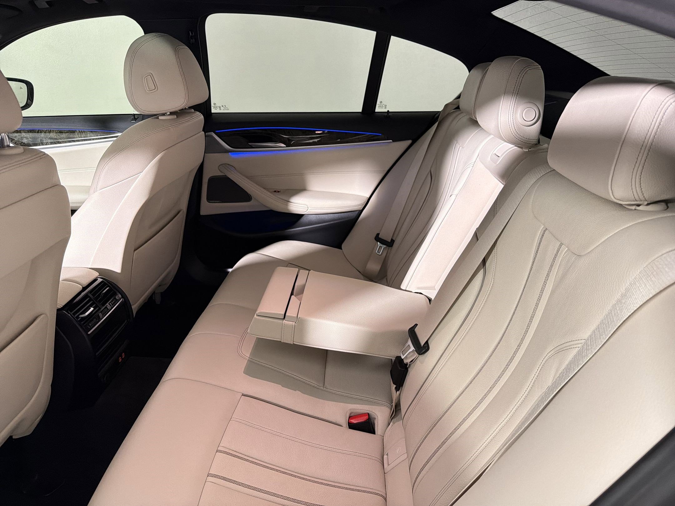 Used 2020 BMW 530e w/ Premium Package RWD image 32