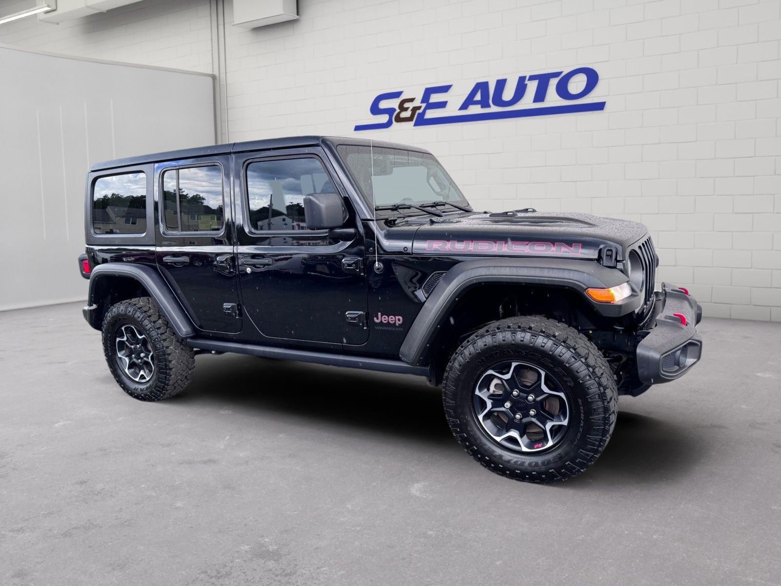 Used 2023 Jeep Wrangler Unlimited Rubicon w/ Dual Top Group AWD/4WD image 4