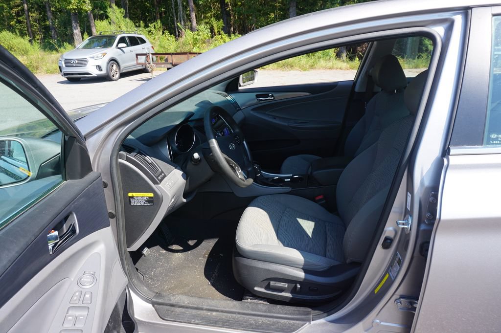 Used 2012 Hyundai Sonata Hybrid FWD image 2