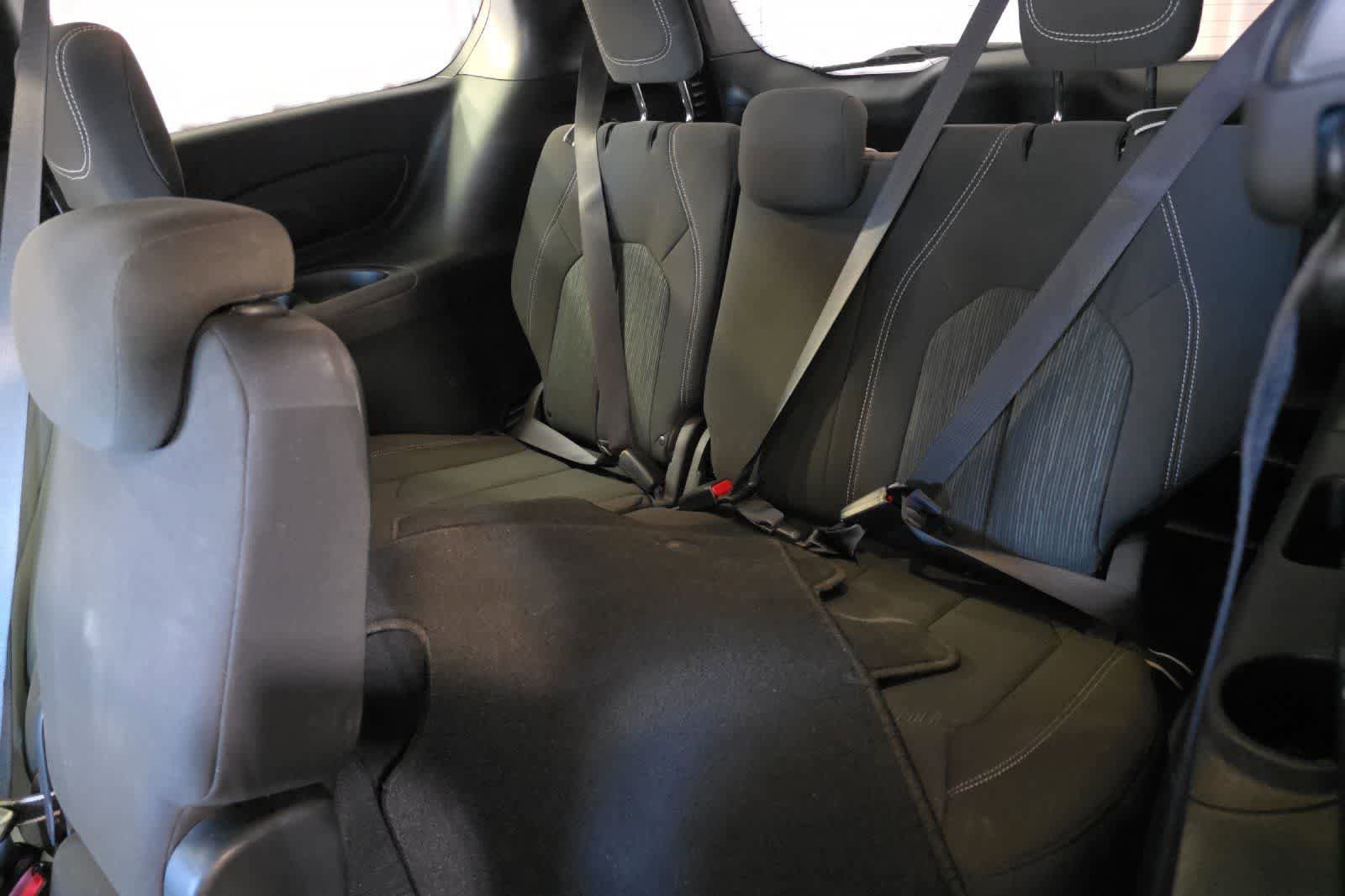 Used 2020 Chrysler Pacifica Touring w/ S Appearance Package FWD image 17
