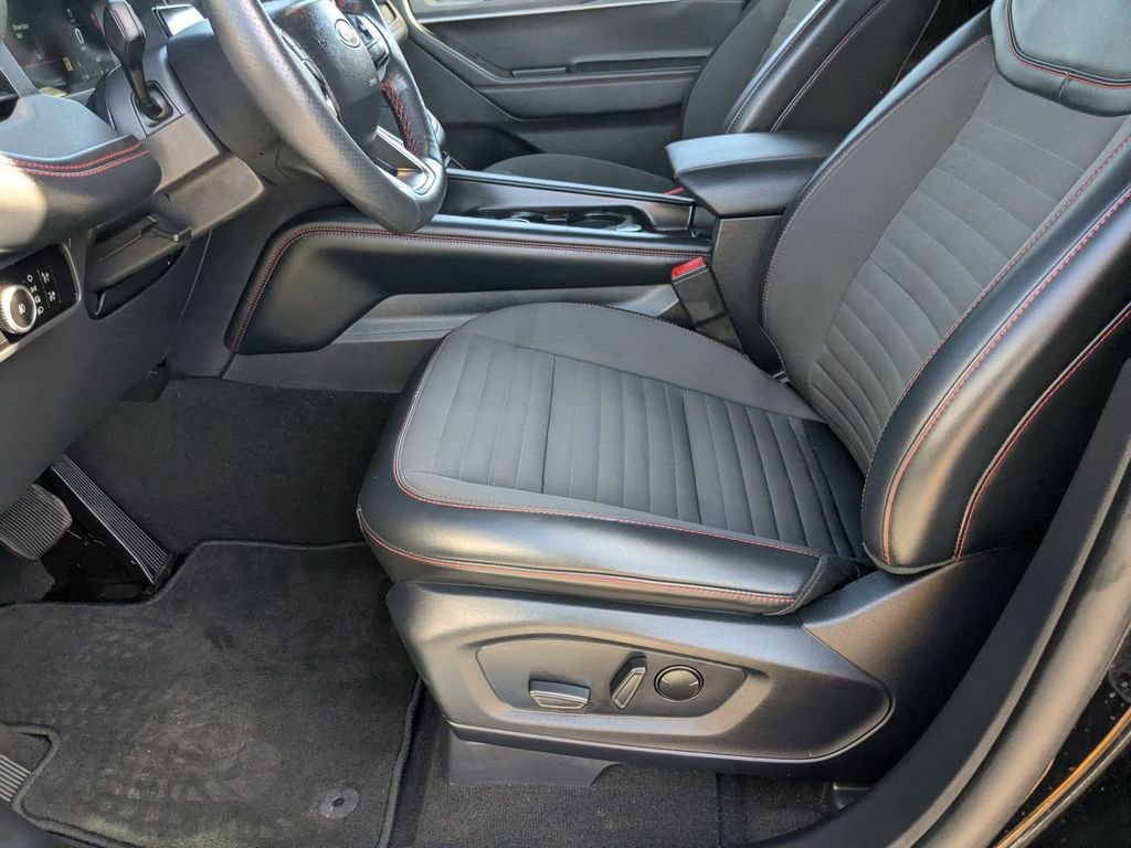 Used 2025 Ford Explorer ST-Line w/ ST-Line Street Pack image 11