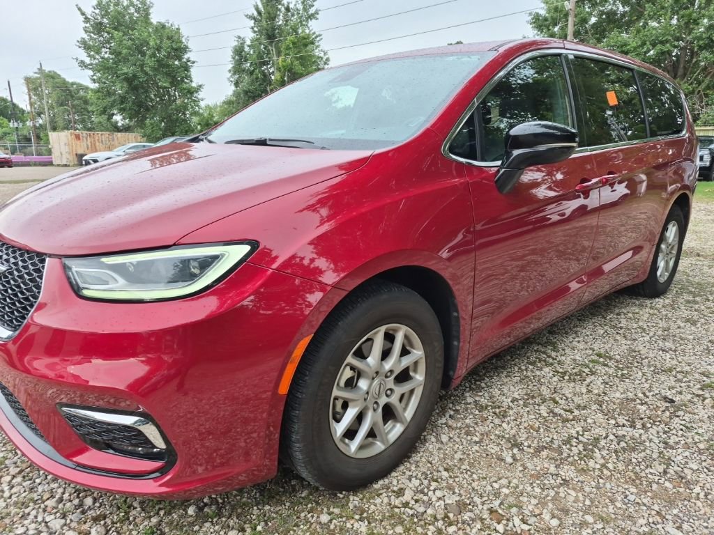 Used 2025 Chrysler Pacifica Select FWD image 1