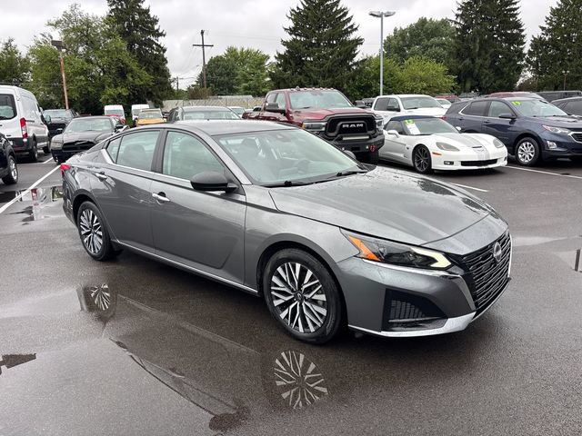 Used 2025 Nissan Altima 2.5 SV FWD image 2