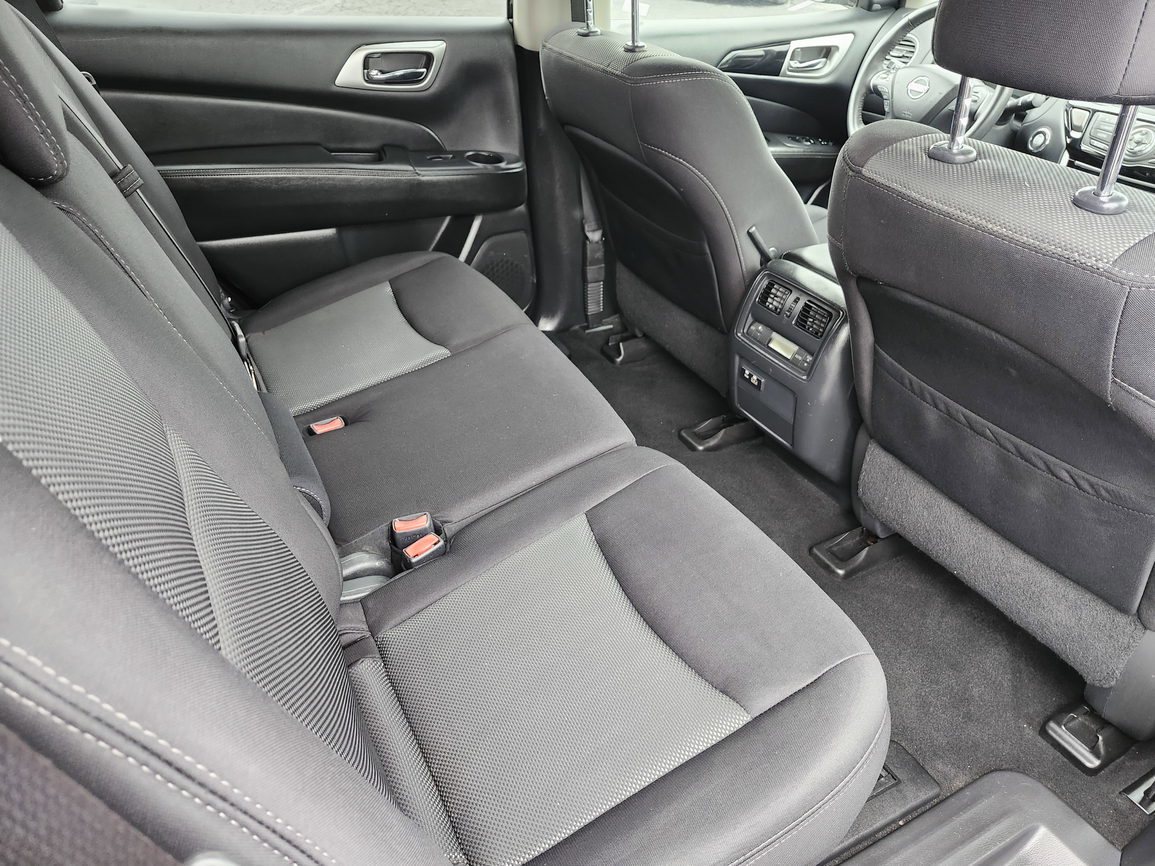 Used 2020 Nissan Pathfinder SV image 14