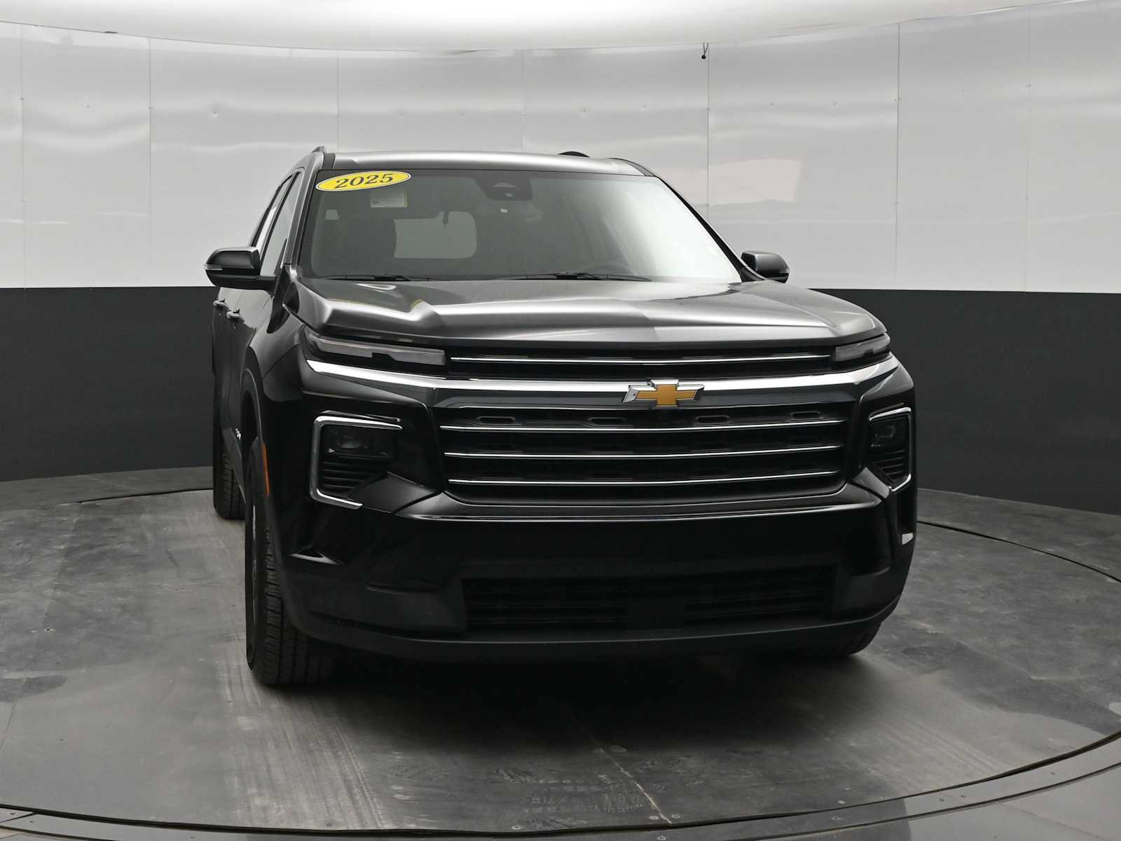Used 2025 Chevrolet Traverse LT AWD/4WD image 2