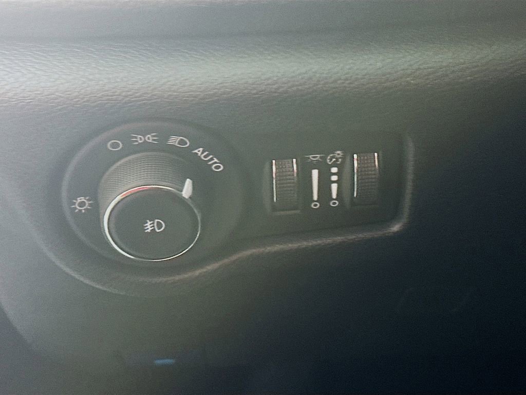 Used 2026 Chrysler Pacifica Select image 13