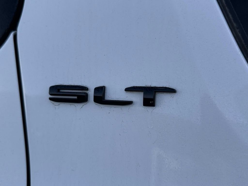 Used 2023 GMC Acadia SLT w/ Elevation Edition image 3