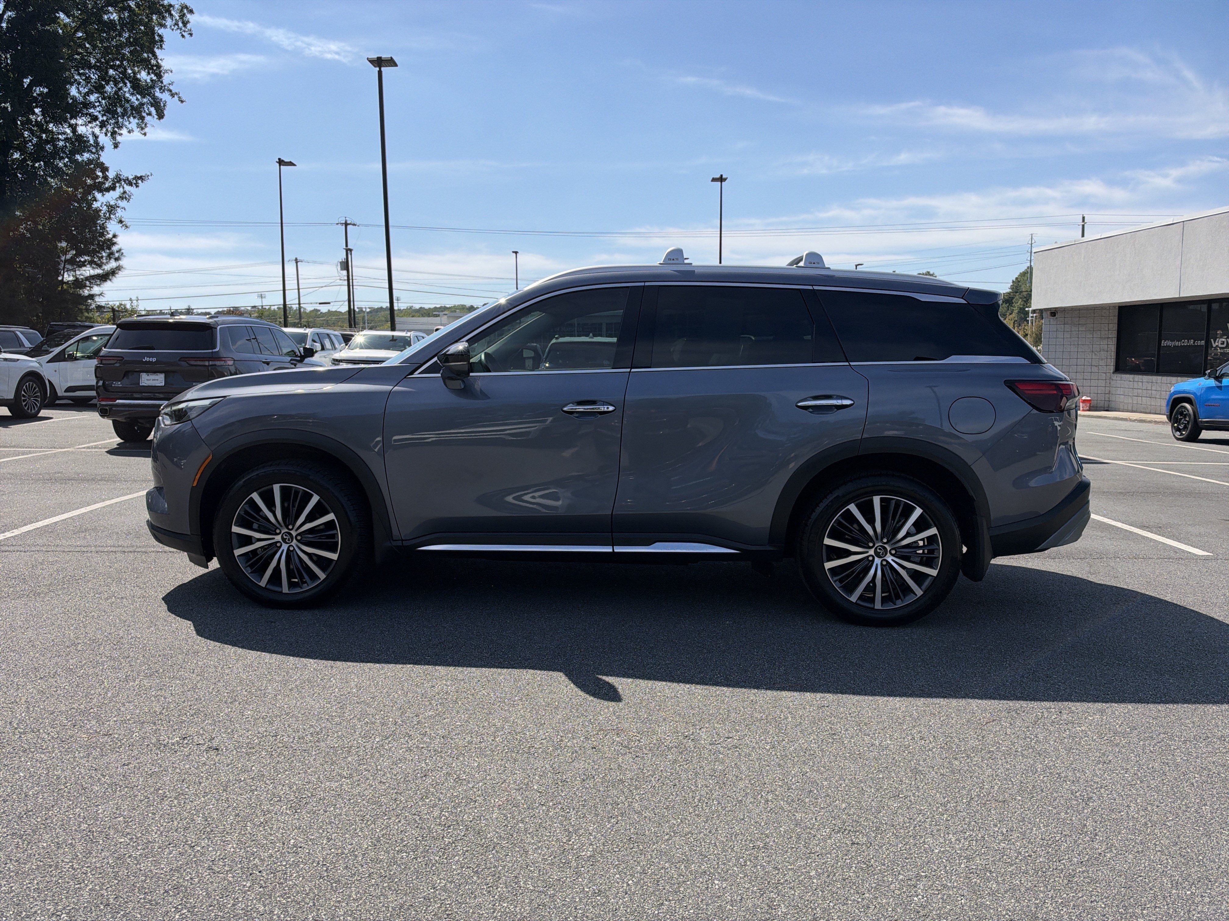 Used 2023 INFINITI QX60 Sensory w/ Cargo Package AWD/4WD image 4