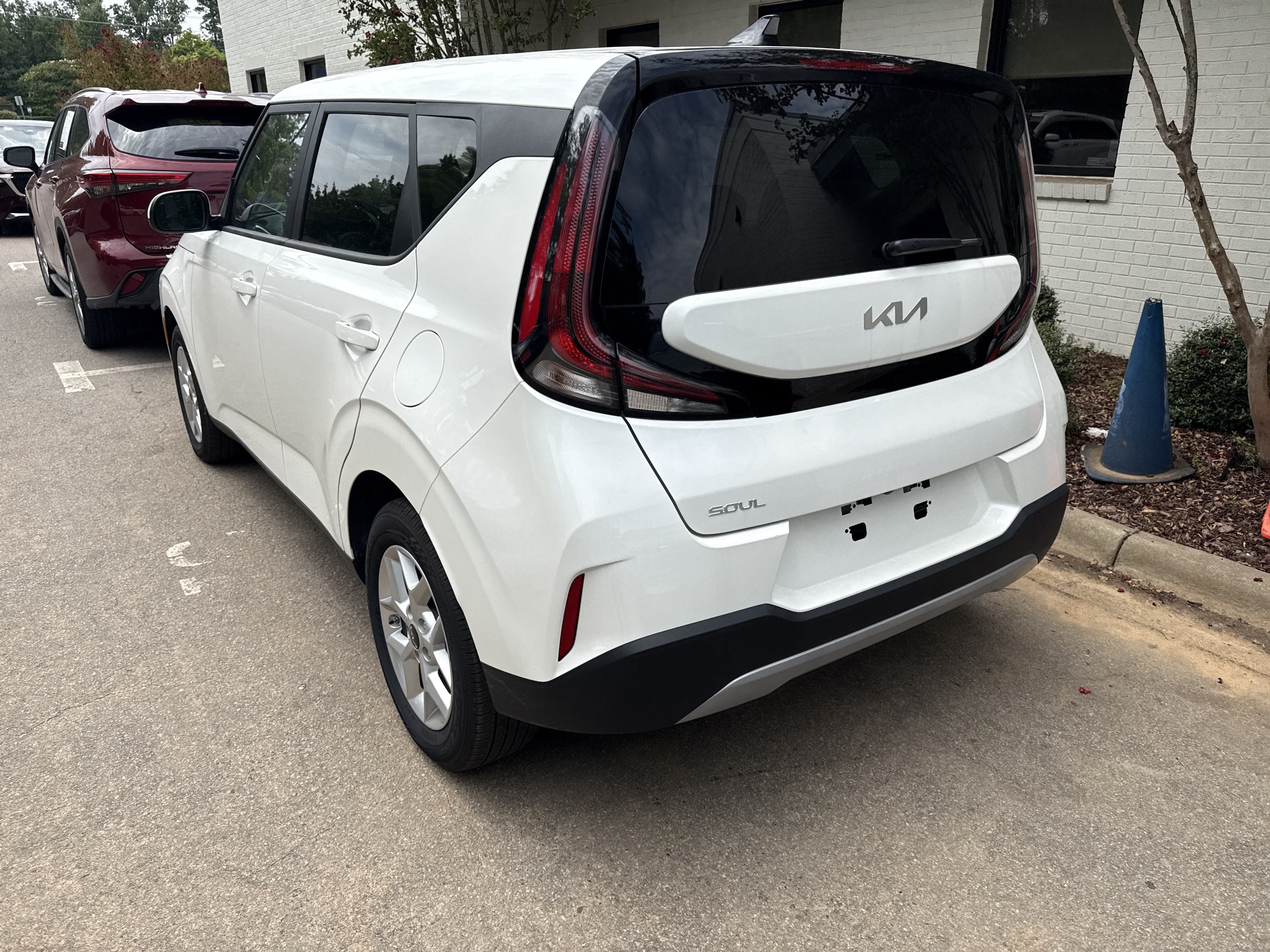 Used 2025 Kia Soul LX w/ LX Technology Package FWD image 40