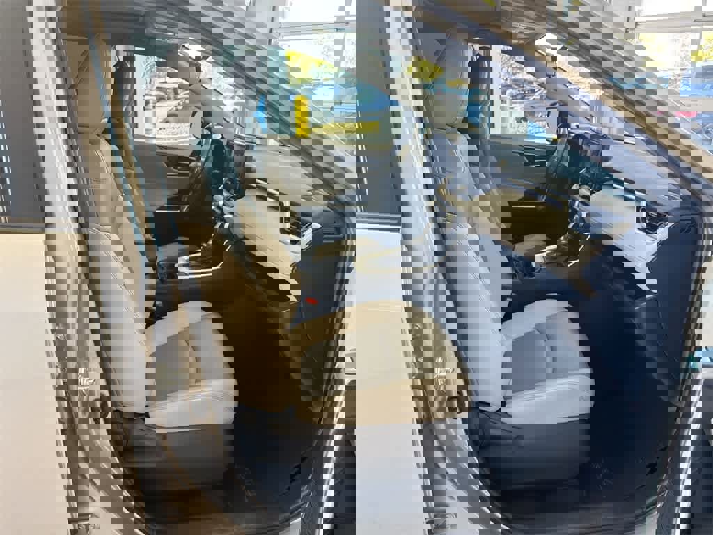 Used 2021 Toyota RAV4 XLE Premium image 23