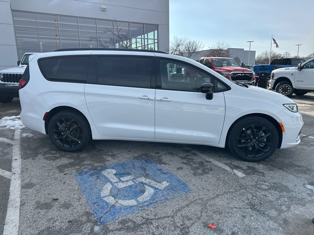 New 2026 Chrysler Pacifica Select AWD/4WD image 39