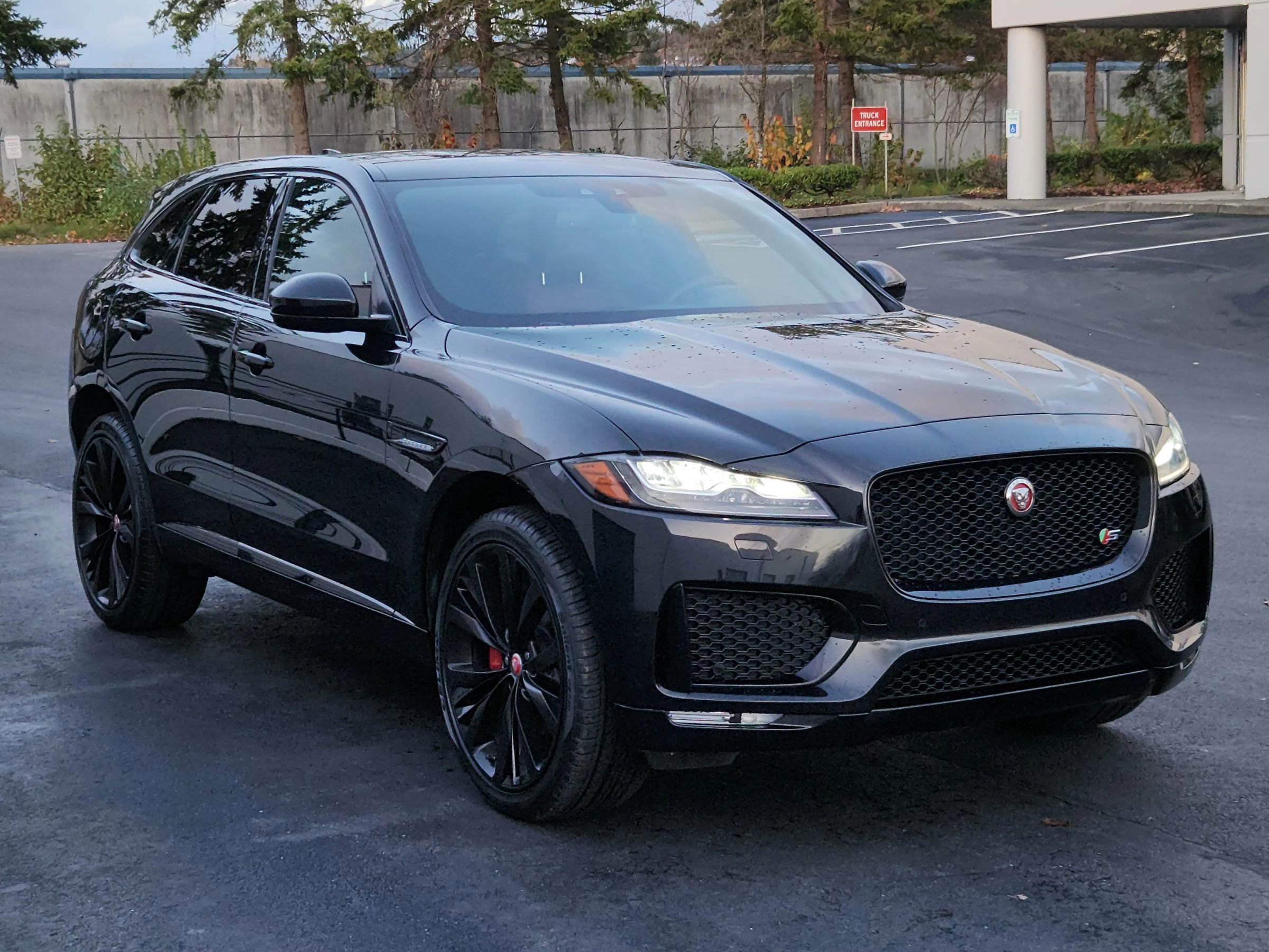 Used 2017 Jaguar F-PACE S image 5
