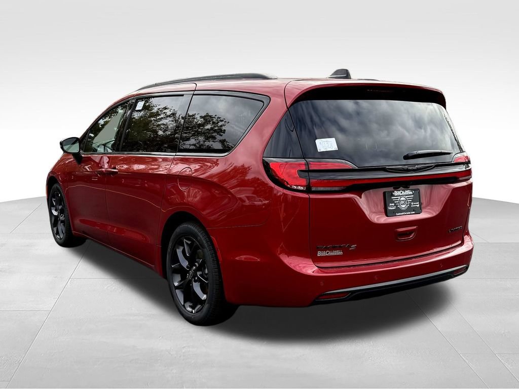 New 2026 Chrysler Pacifica Limited w/ Uconnect Theater Family Group FWD image 5