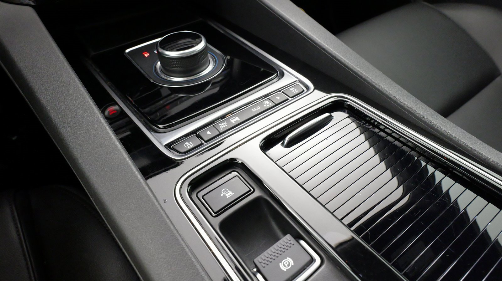 Used 2020 Jaguar F-PACE Premium image 60