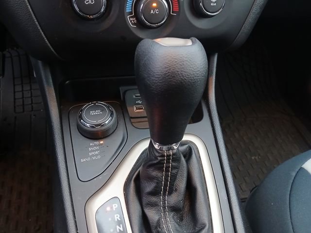 Used 2016 Jeep Cherokee Sport image 18