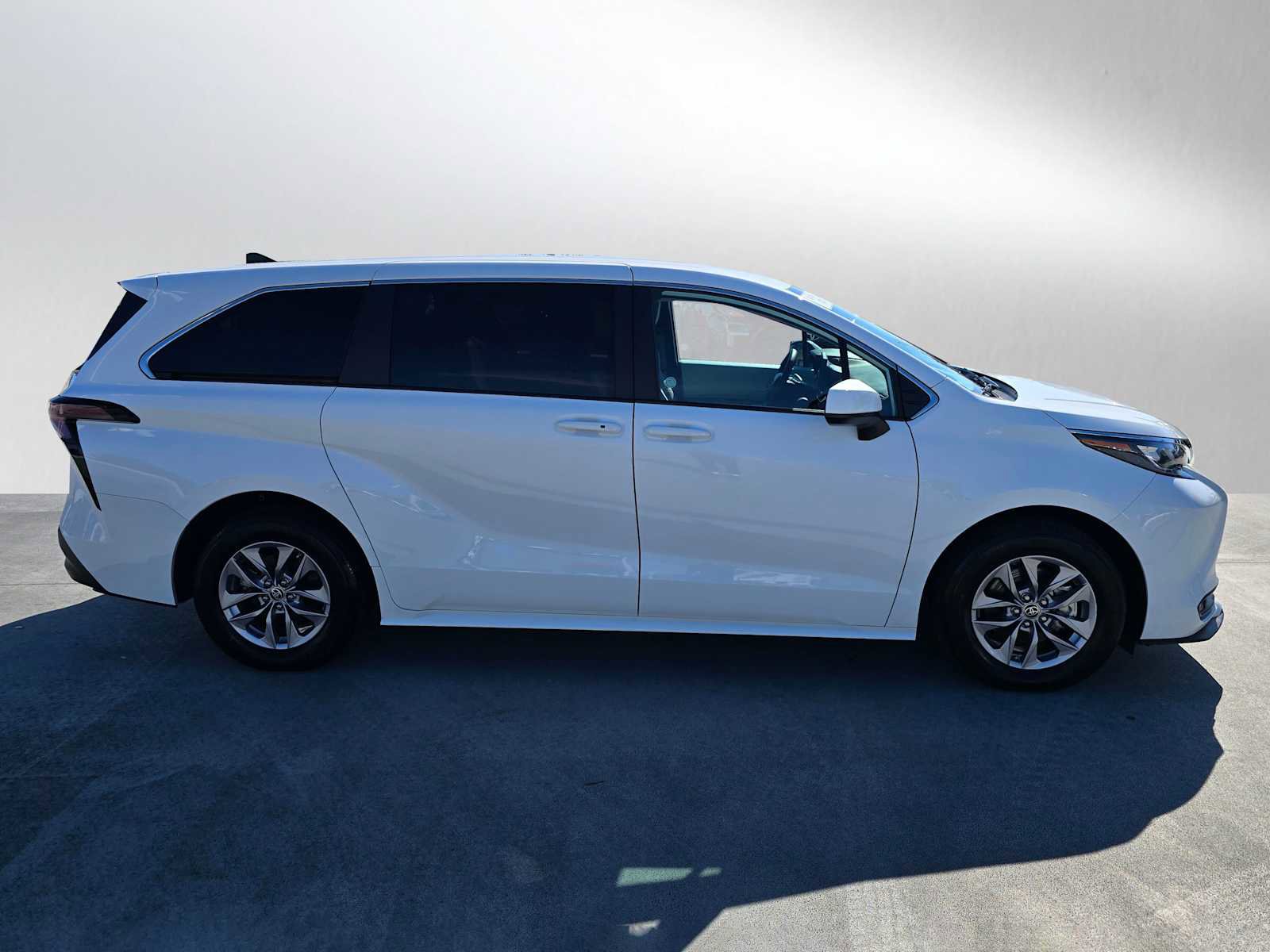 Certified 2025 Toyota Sienna LE FWD image 2