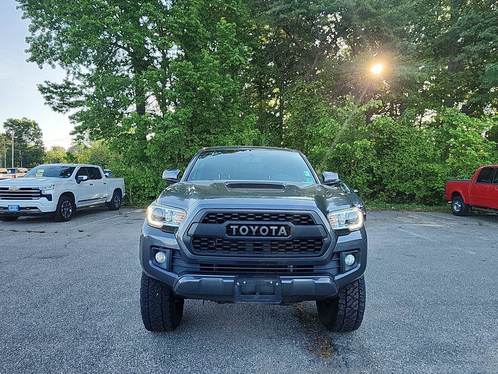 Used 2017 Toyota Tacoma TRD Sport w/ Premium & Technology Package AWD/4WD image 8