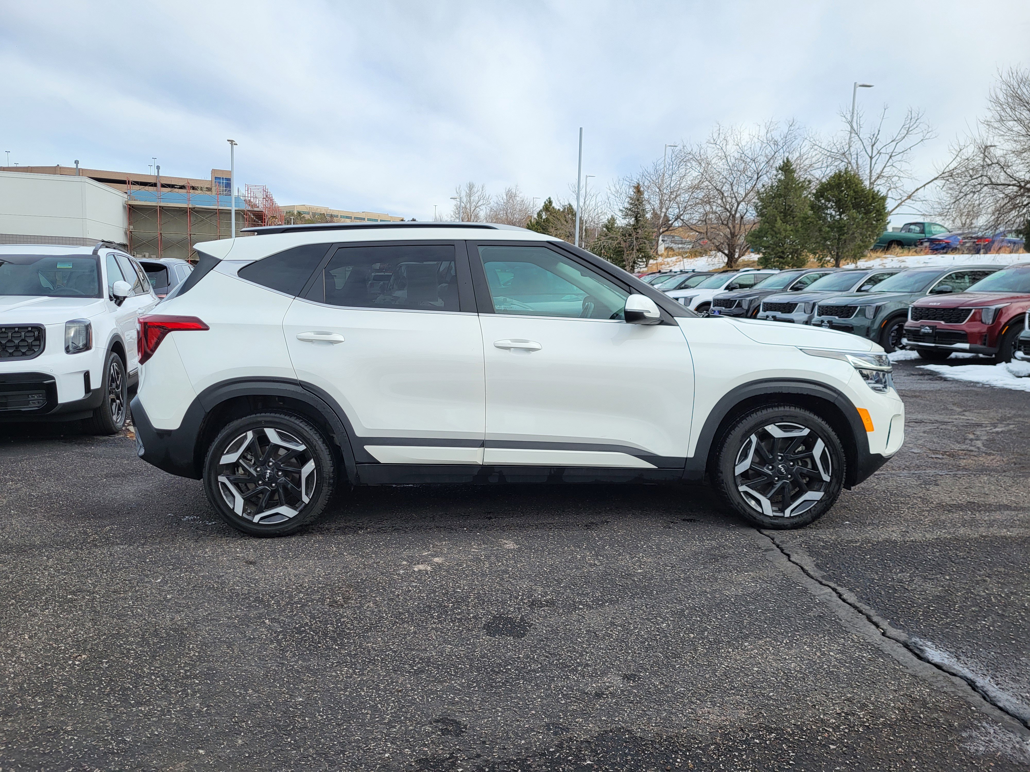 Used 2024 Kia Seltos SX w/ SX Sunroof Package image 3