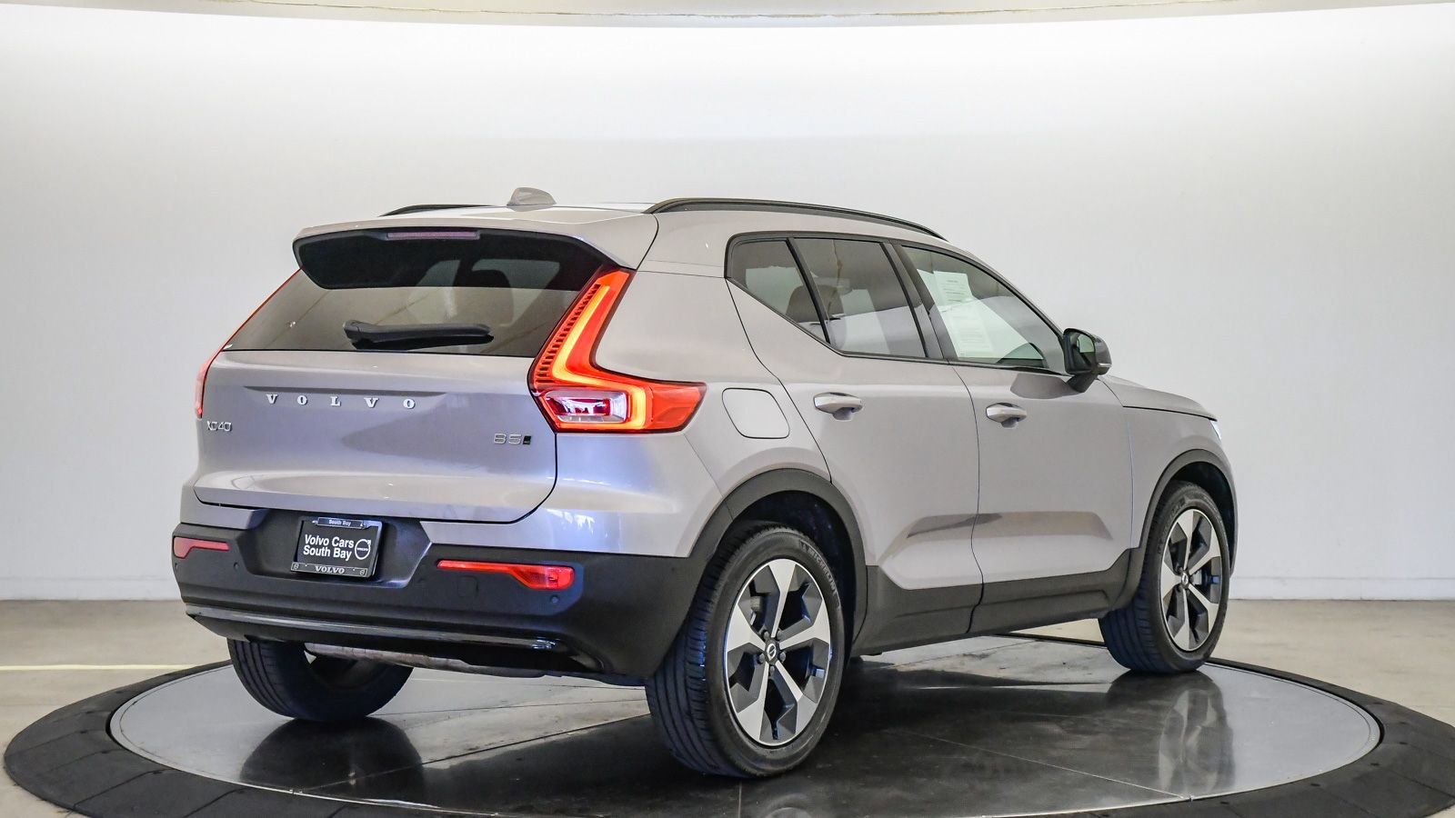 Certified 2026 Volvo XC40 B5 Plus AWD/4WD image 5
