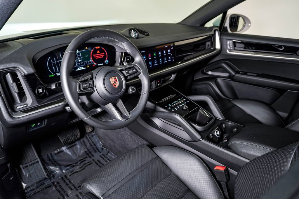 Certified 2025 Porsche Cayenne Coupe image 4