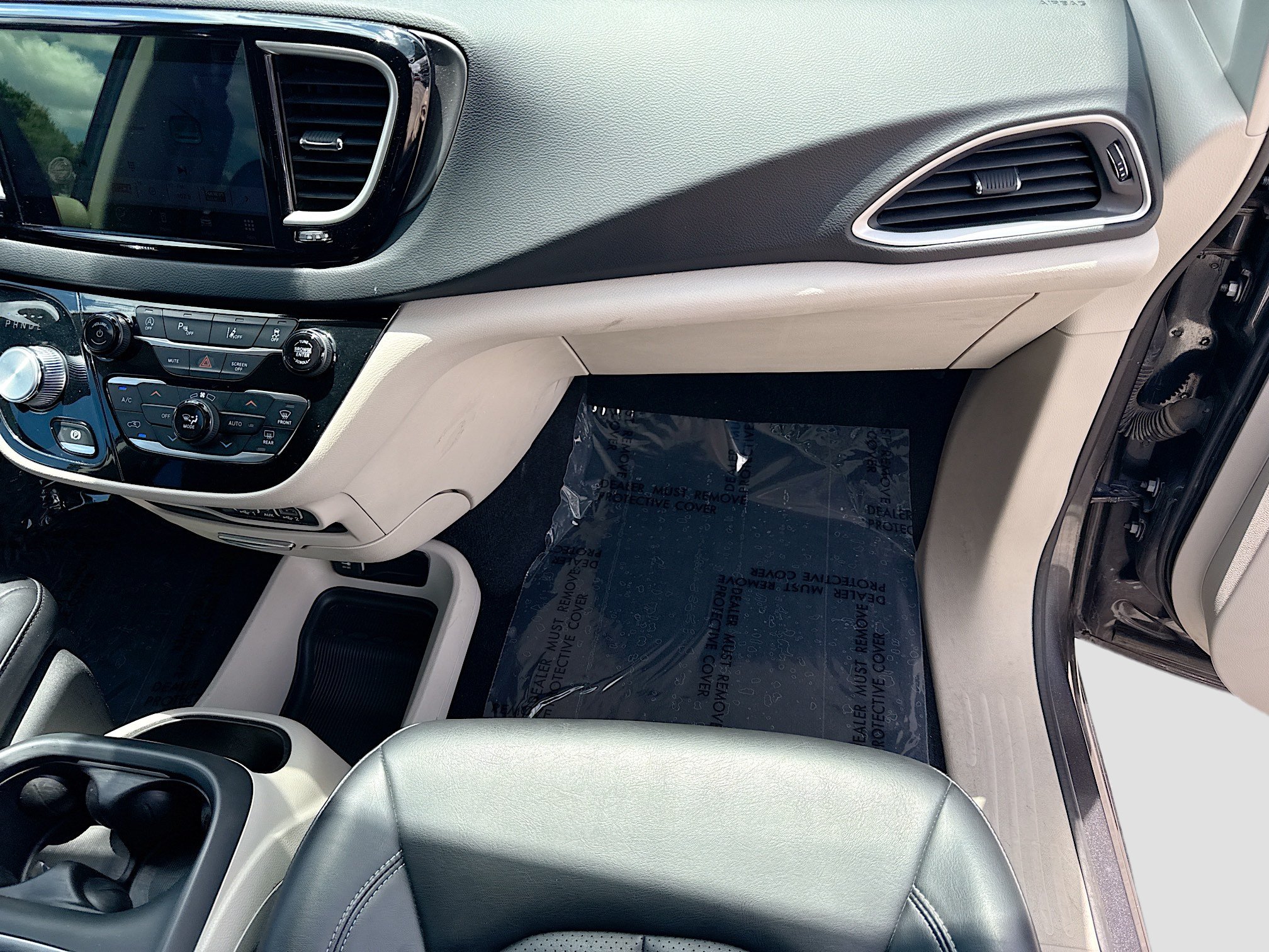 Used 2023 Chrysler Pacifica Touring-L FWD image 18