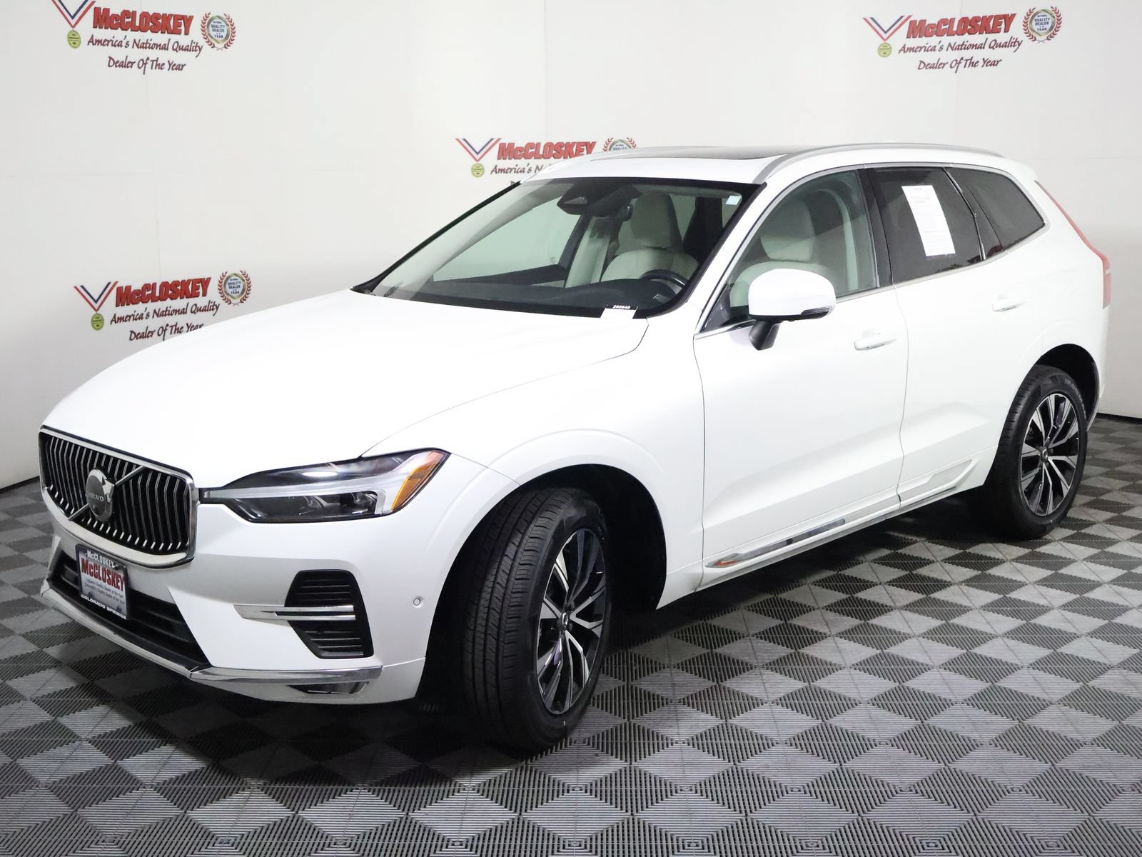 Used 2023 Volvo XC60 B5 Plus AWD/4WD image 17