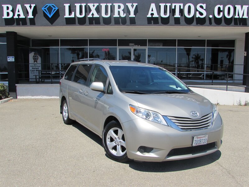 Used 2017 Toyota Sienna LE FWD image 1