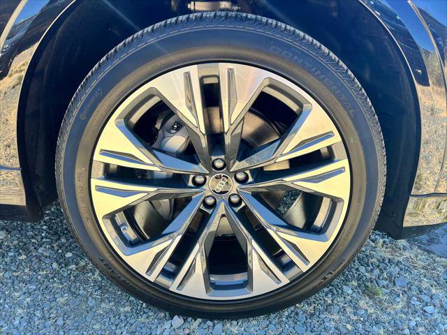 Used 2024 Audi Q8 Premium w/ Black Optic Package image 9