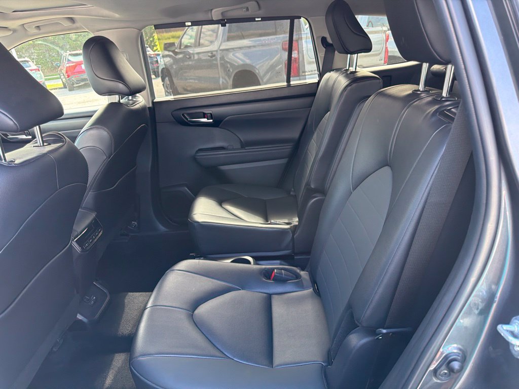 Used 2025 Toyota Highlander XLE FWD image 10