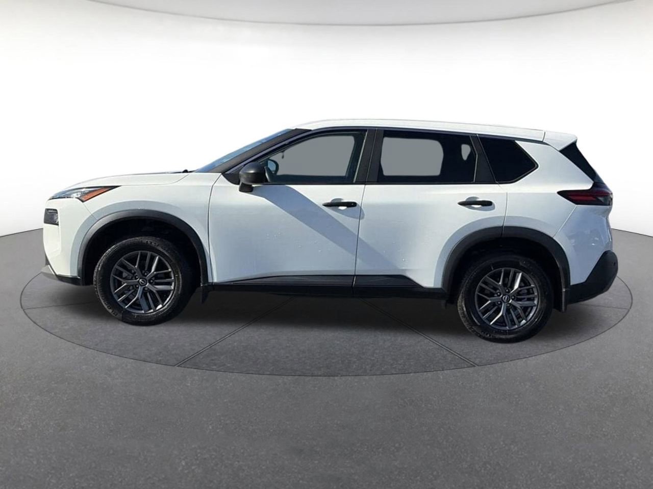Used 2023 Nissan Rogue S image 2