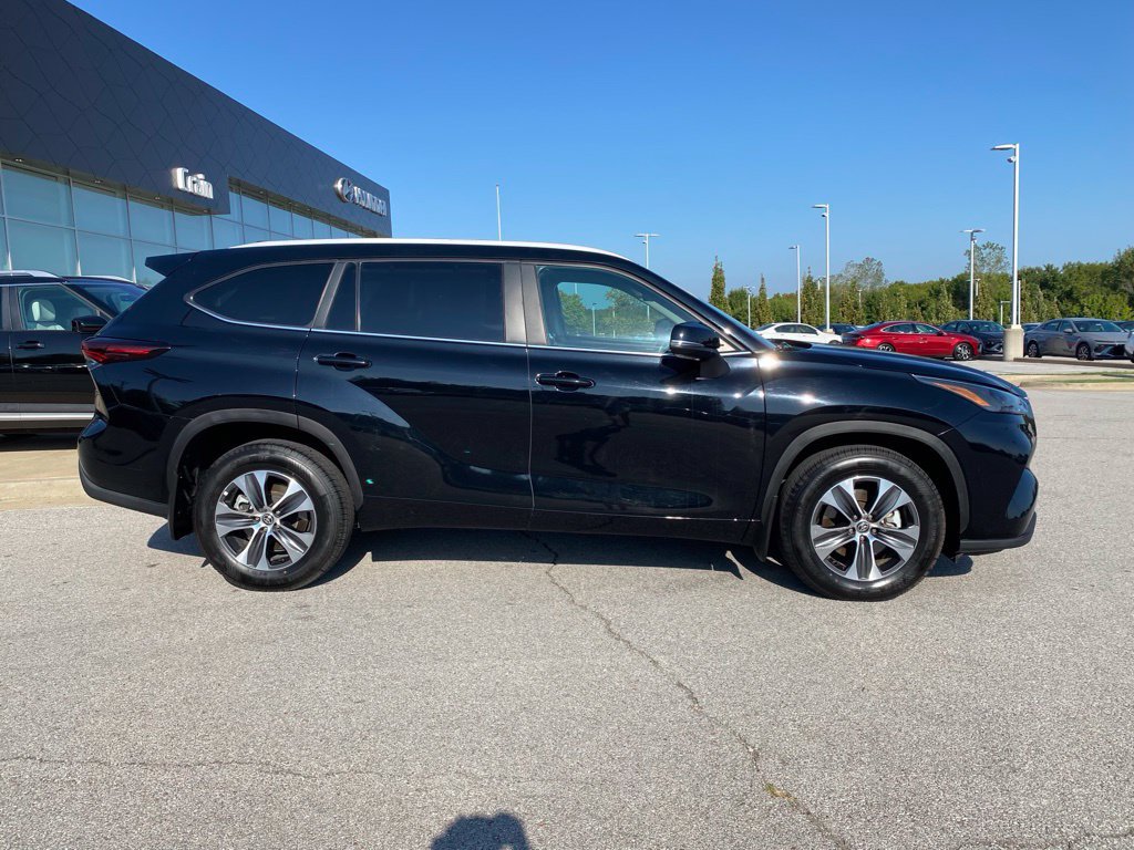 Used 2025 Toyota Highlander XLE AWD/4WD image 8