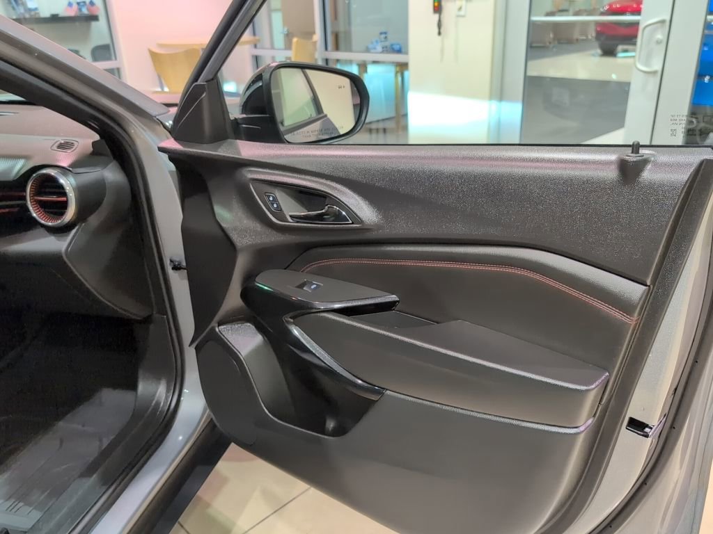 Used 2025 Chevrolet Trax RS w/ Driver Confidence Package image 41