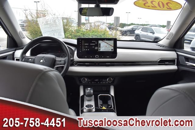 Used 2025 Mitsubishi Outlander SE AWD/4WD image 3