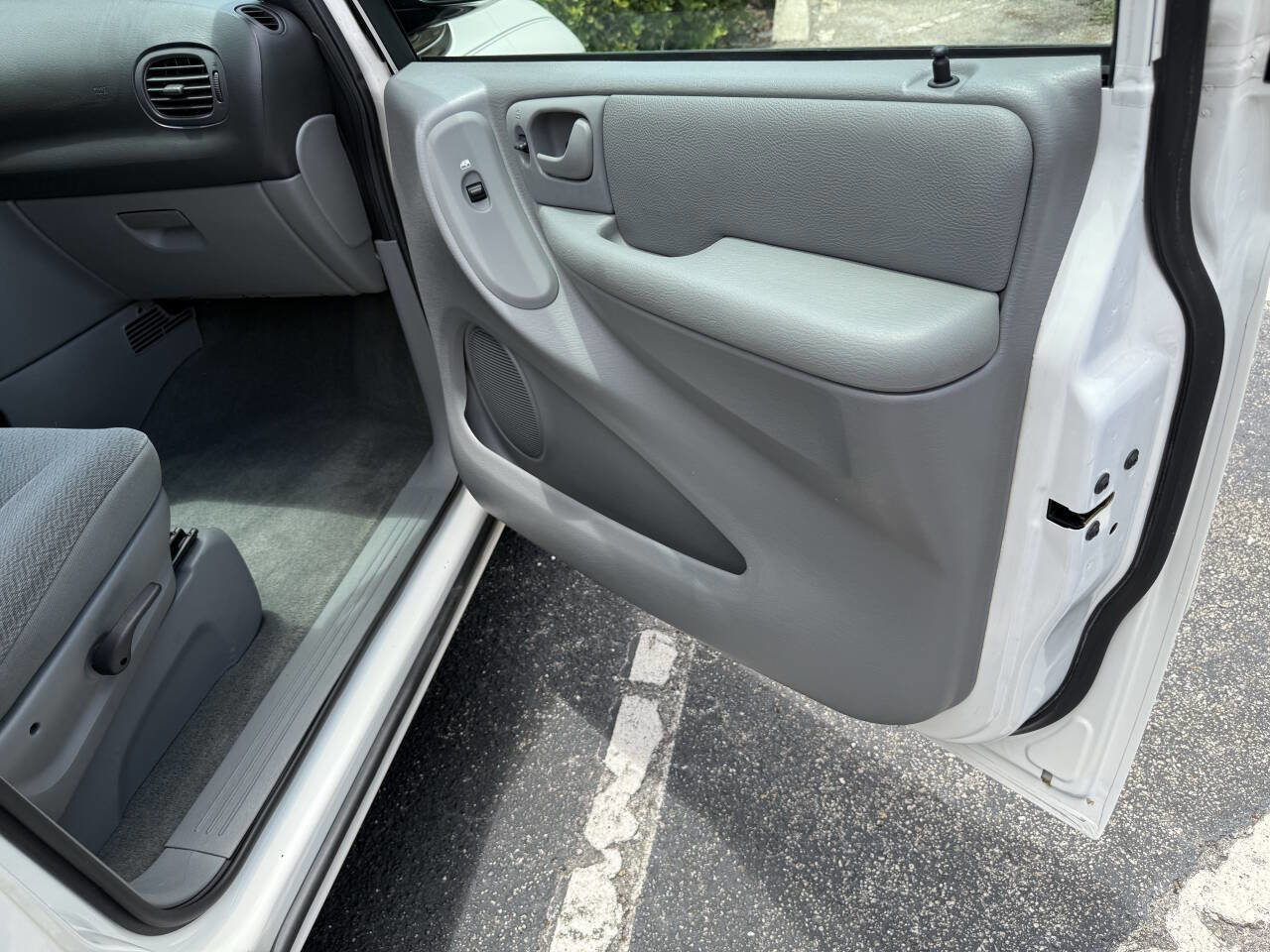 Used 2004 Dodge Grand Caravan SXT FWD image 14