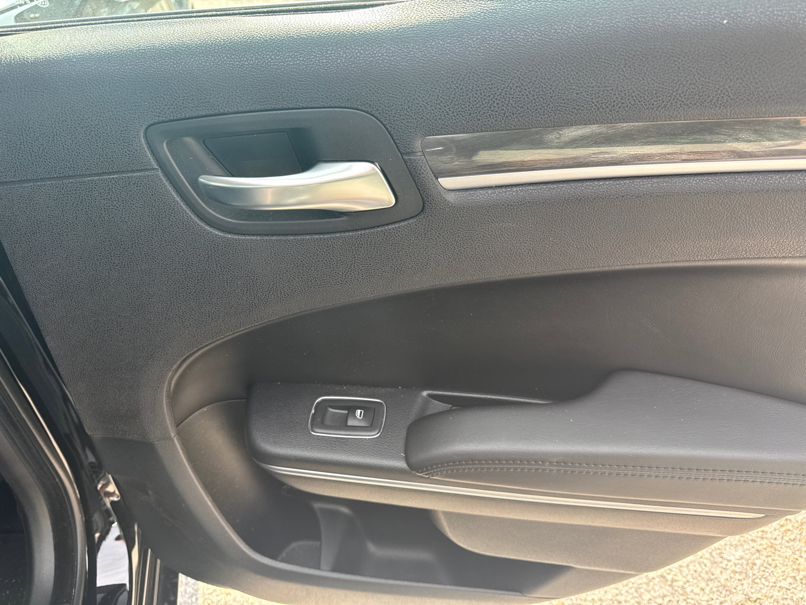 Used 2018 Chrysler 300 Touring w/ Chrome Appearance Package image 16