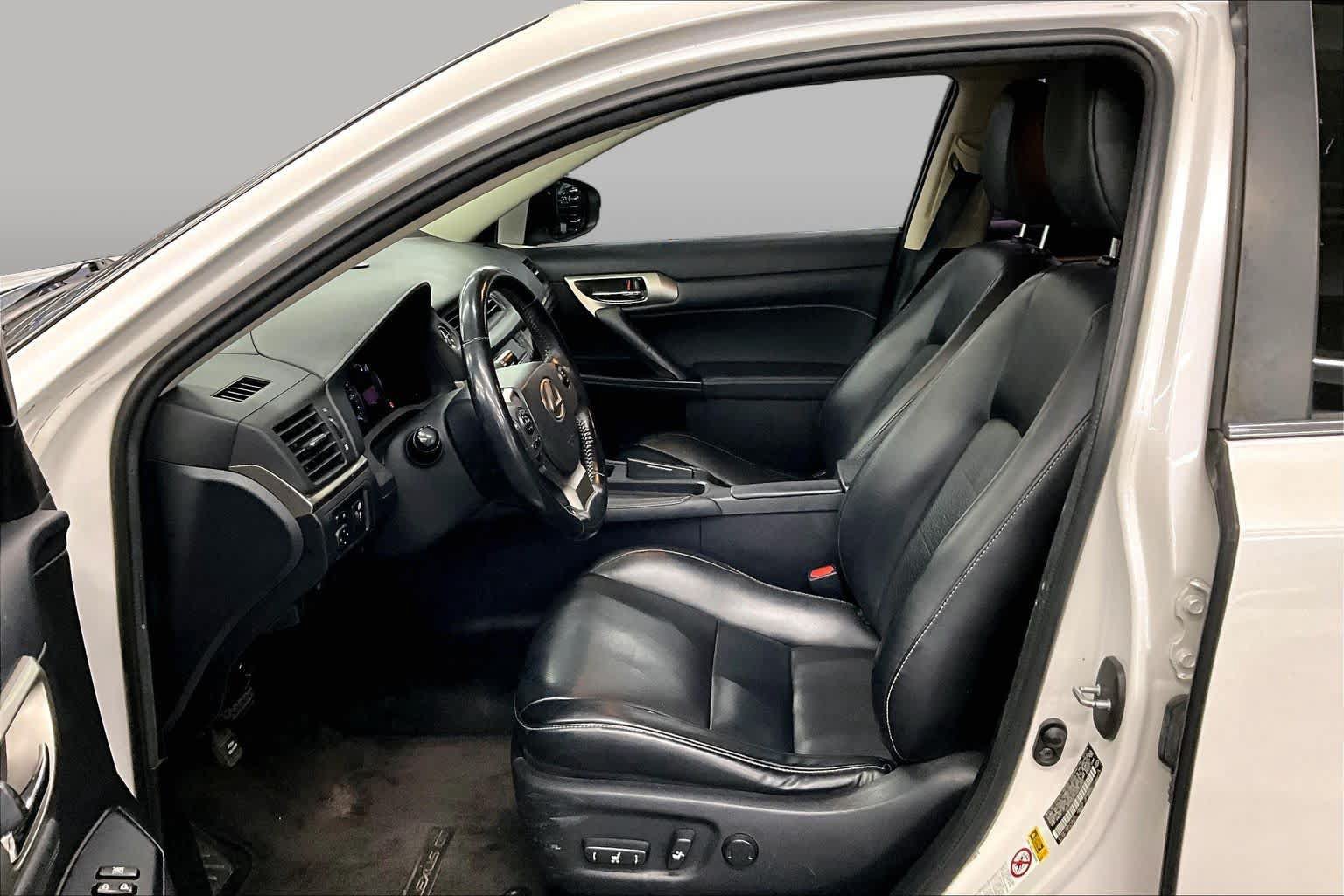 Used 2017 Lexus CT 200h w/ Seat Comfort Package FWD image 7